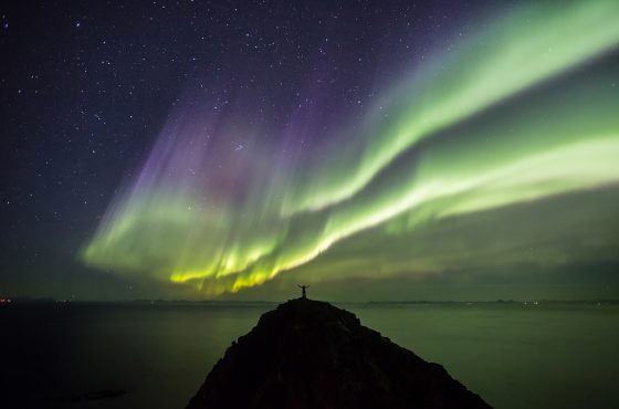 silhouette_1how-to-use-people-in-landscape-astro-photographs-northern-lights-aurora-astro-stars-stary-night